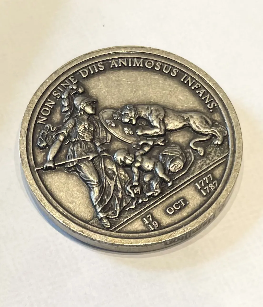 Reverse of the Libertas Americana medal, inscribed "Non sine diis animosus infans" with the dates 1777 and 1781